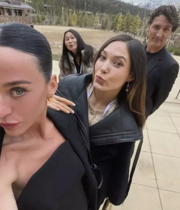 跨宇宙合照：水果姐+特鲁多+谷爱凌+谷燕同框